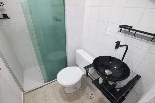 Banheiro de apartamento à venda com 2 quartos, 47m² em Vila Amélia, São Paulo