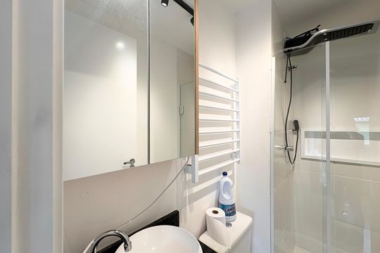 Banheiro de kitnet/studio para alugar com 1 quarto, 17m² em Chácara Inglesa, São Paulo