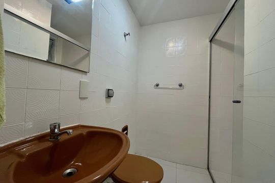 Banheiro de apartamento à venda com 2 quartos, 47m² em Vila Guarani, São Paulo