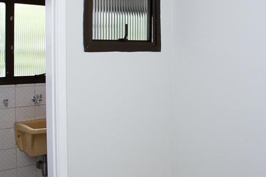 banheiro do quarto de funcionária de apartamento para alugar com 3 quartos, 75m² em Vila Oratorio, São Paulo