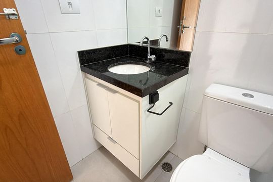 Banheiro de apartamento para alugar com 2 quartos, 42m² em Água Rasa, São Paulo