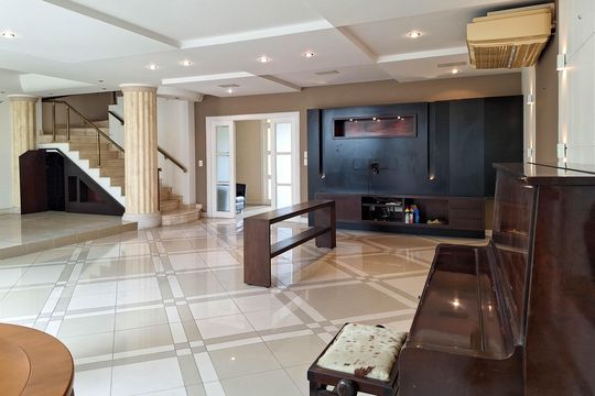 Sala de casa de condomínio à venda com 5 quartos, 382m² em Itaipu, Niterói
