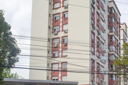 Fachada  de apartamento à venda com 3 quartos, 71m² em Cavalhada, Porto Alegre