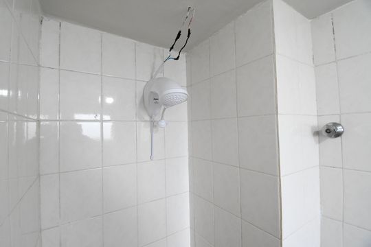 Banheiro da Suíte de kitnet/studio para alugar com 1 quarto, 26m² em Mercês, Curitiba