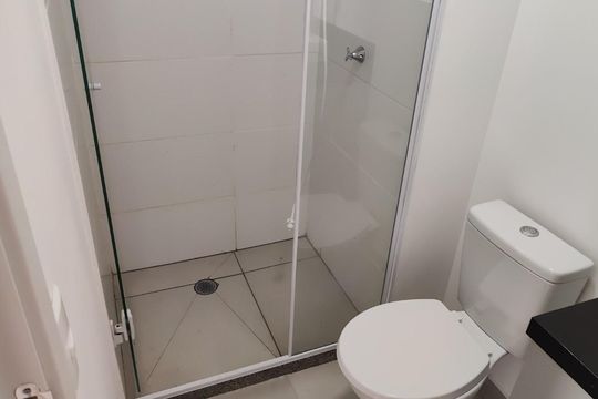 Banheiro de apartamento à venda com 1 quarto, 24m² em Vila Butantã, São Paulo