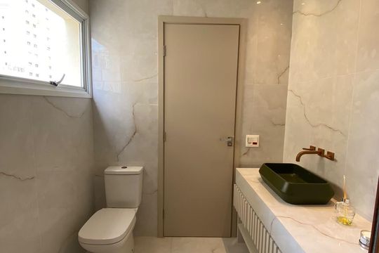 Banheiro de apartamento à venda com 2 quartos, 130m² em Jardim Paulista, São Paulo