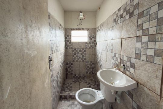 Banheiro de casa para alugar com 1 quarto, 41m² em Vista Alegre, Rio de Janeiro