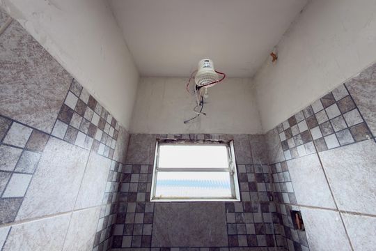 Banheiro de casa para alugar com 1 quarto, 41m² em Vista Alegre, Rio de Janeiro