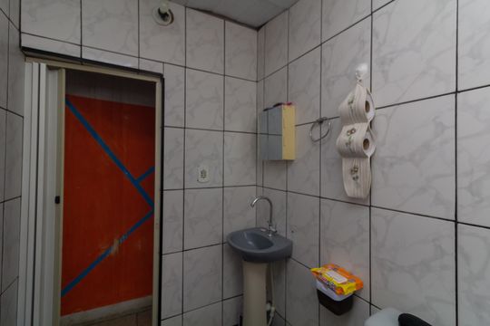 Banheiro 1 de casa à venda com 4 quartos, 50m² em Parque Guarani, São Paulo
