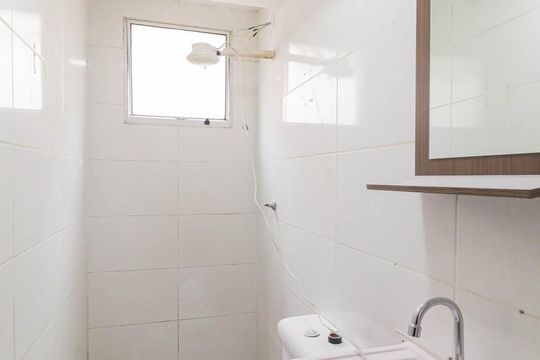Banheiro de apartamento para alugar com 2 quartos, 50m² em Conjunto Habitacional Presidente Castelo Branco, Carapicuíba