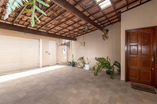 Garagem de casa para alugar com 3 quartos, 210m² em Santa Amelia, Belo Horizonte