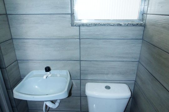 Banheiro de casa para alugar com 1 quarto, 35m² em Vigário Geral, Rio de Janeiro