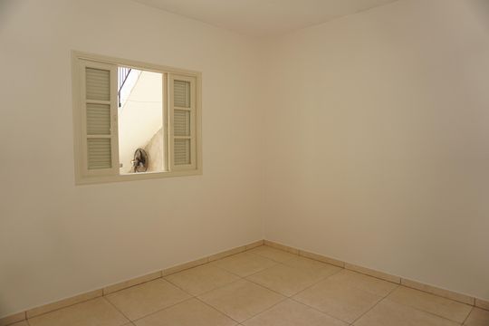 Quarto de casa para alugar com 1 quarto, 30m² em Jardim Irapiranga, Embu das Artes
