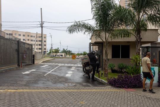 Fachada do condomínio de apartamento para alugar com 2 quartos, 42m² em Santa Cruz, Rio de Janeiro