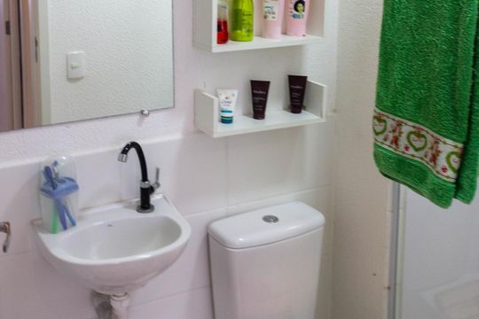 Banheiro de apartamento para alugar com 2 quartos, 42m² em Santa Cruz, Rio de Janeiro