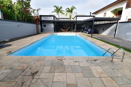 Piscina / Garagem de casa para alugar com 3 quartos, 300m² em Cidade Universitária, Campinas