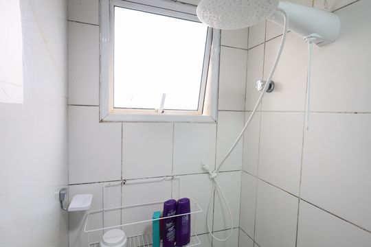 Banheiro de apartamento à venda com 2 quartos, 47m² em Padroeira, Osasco