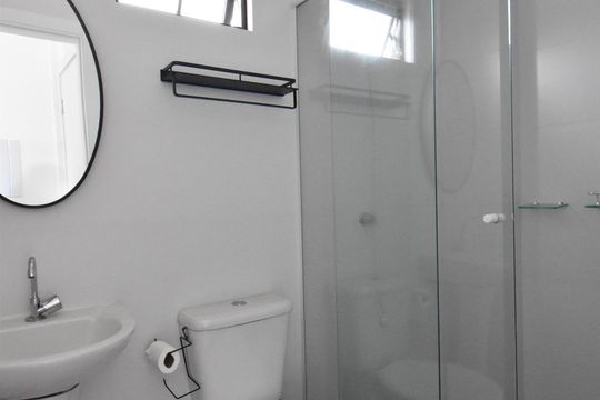 Banheiro de kitnet/studio para alugar com 1 quarto, 27m² em Novo Mundo, Curitiba