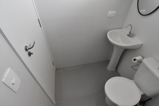 Banheiro de kitnet/studio para alugar com 1 quarto, 27m² em Novo Mundo, Curitiba