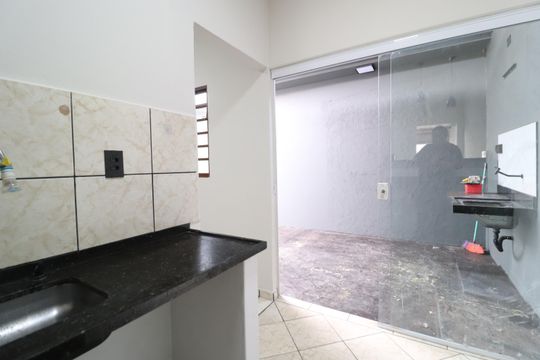Cozinha de casa para alugar com 2 quartos, 70m² em Santa Mônica, Uberlândia