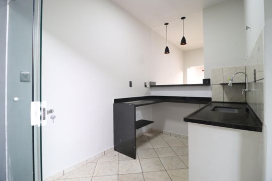 Cozinha de casa para alugar com 2 quartos, 70m² em Santa Mônica, Uberlândia