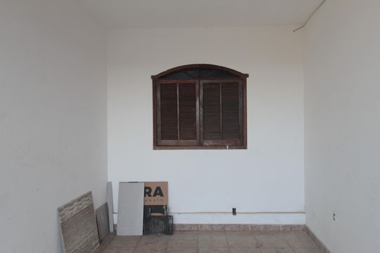 Garagem de casa para alugar com 4 quartos, 221m² em Piratininga, Belo Horizonte