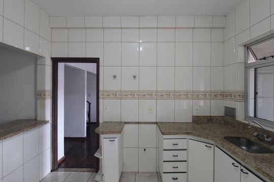 Cozinha de casa para alugar com 4 quartos, 221m² em Piratininga, Belo Horizonte
