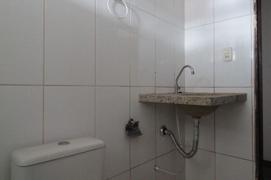 Banheiro Social 1 de casa para alugar com 4 quartos, 221m² em Piratininga, Belo Horizonte
