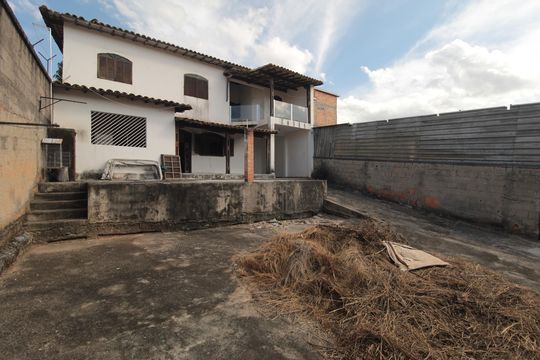 Quintal de casa para alugar com 4 quartos, 221m² em Piratininga, Belo Horizonte