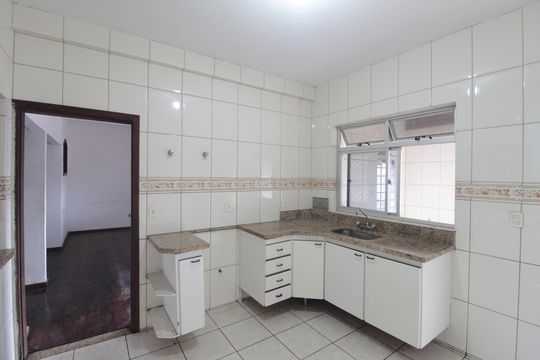 Cozinha de casa para alugar com 4 quartos, 221m² em Piratininga, Belo Horizonte
