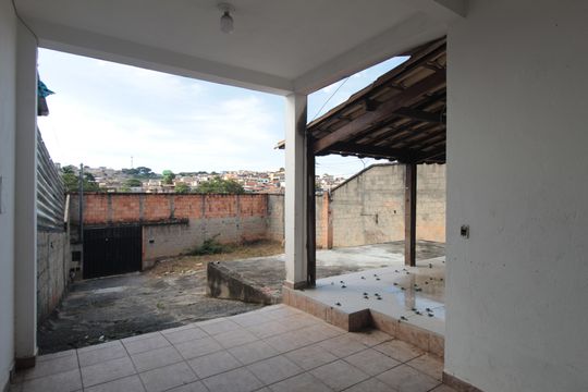 Garagem de casa para alugar com 4 quartos, 221m² em Piratininga, Belo Horizonte