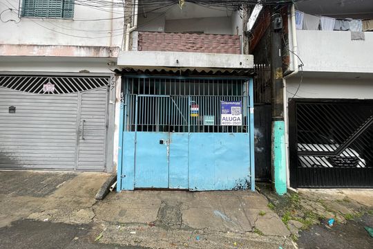 Fachada + Placa de casa para alugar com 2 quartos, 5m² em Vila Campanela, São Paulo