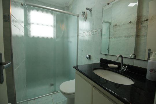 Banheiro de kitnet/studio para alugar com 1 quarto, 47m² em Aparecida, Santos