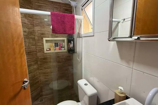 Banheiro de apartamento para alugar com 2 quartos, 50m² em Vila Helena, Santo André