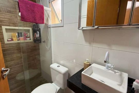 Banheiro de apartamento para alugar com 2 quartos, 50m² em Vila Helena, Santo André