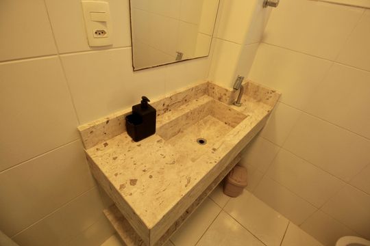 Banheiro de apartamento para alugar com 1 quarto, 55m² em Ponta da Praia, Santos
