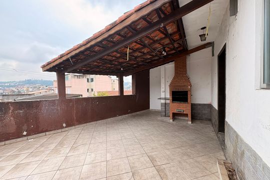 Quintal com churrasqueira  de casa para alugar com 2 quartos, 160m² em Jardim Vila Rica, Santo André