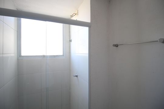 Banheiro de apartamento para alugar com 2 quartos, 45m² em Sarandi, Porto Alegre