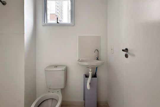Banheiro de kitnet/studio para alugar com 1 quarto, 28m² em Itaim Bibi, São Paulo