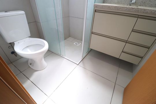 Banheiro do Quarto 2 de apartamento para alugar com 2 quartos, 64m² em Granja Marileusa, Uberlândia