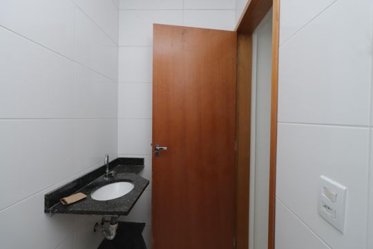Banheiro de apartamento à venda com 1 quarto, 32m² em Vila Carrão, São Paulo