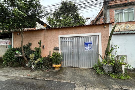 Fachada + placa de casa à venda com 6 quartos, 50m² em Realengo, Rio de Janeiro