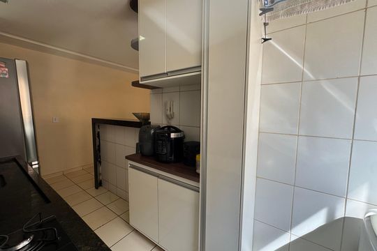 Cozinha  de apartamento à venda com 2 quartos, 52m² em Riacho Fundo Ii, Brasília