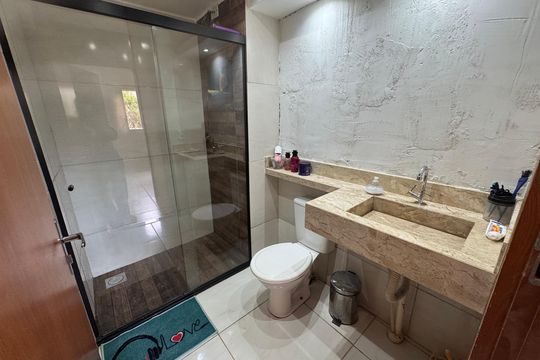 Banheiro  de apartamento à venda com 2 quartos, 52m² em Riacho Fundo Ii, Brasília