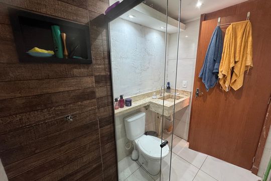 Banheiro  de apartamento à venda com 2 quartos, 52m² em Riacho Fundo Ii, Brasília