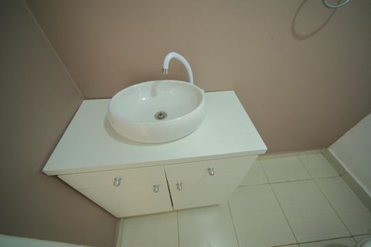 Banheiro de serviço de casa de condomínio à venda com 2 quartos, 120m² em Bairro dos Casa, São Bernardo do Campo