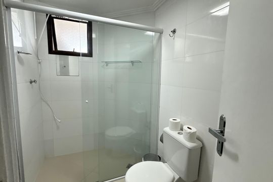 Banheiro Social de apartamento para alugar com 2 quartos, 76m² em Tortuga, Guarujá