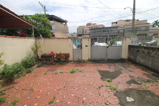 Quintal e garagem de casa para alugar com 2 quartos, 90m² em Vila da Penha, Rio de Janeiro