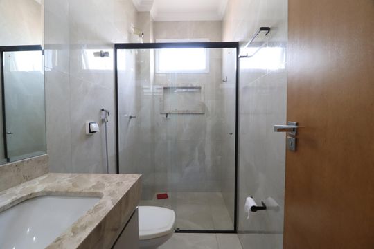 Banheiro Social de apartamento para alugar com 3 quartos, 90m² em Segismundo Pereira, Uberlândia