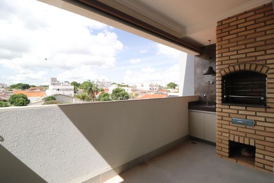 Varanda gourmet de apartamento para alugar com 3 quartos, 90m² em Segismundo Pereira, Uberlândia